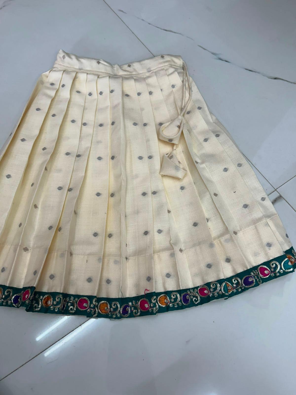 Cream pleated saree with small dotted pattern and embroidered border