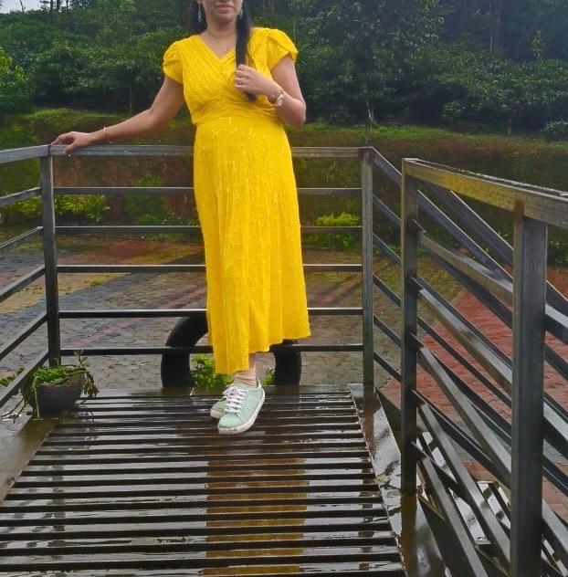 Yellow pleated wrap dress with short sleeves, casual outdoor style